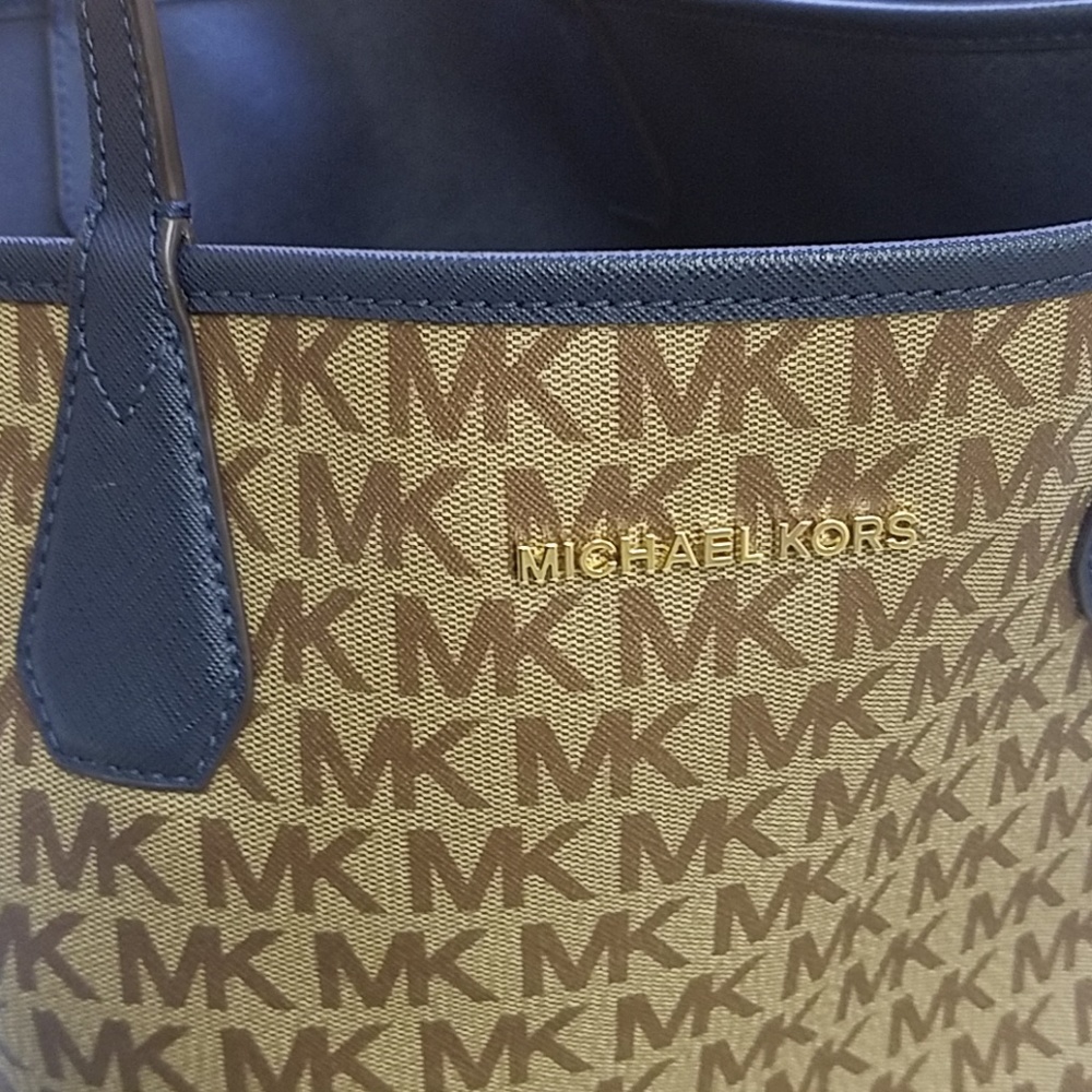 Michael Kors tote. It is Reversal with wrist let - Picture 2 of 7